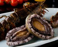 目の前でシェフがダイナミックに焼き上げる『活オマール海老と活鮑』