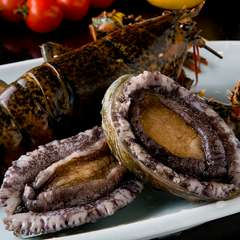 目の前でシェフがダイナミックに焼き上げる『活オマール海老と活鮑』