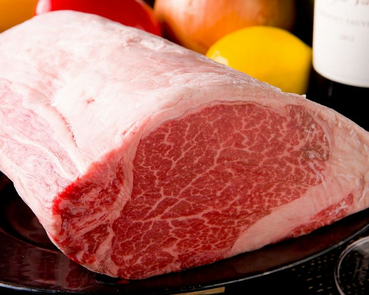 きめ細やかなサシの甘みを堪能『A5ランク佐賀牛のヒレまたはロース』