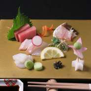 系列の日本料理店でも提供されている『お造り』は、春夏秋冬の魚介を味わえると評判です。鉄板焼のコースの中にも取り入れられた和の心意気。美しい盛付けにも配慮された一皿です。