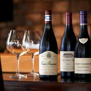 ブルゴーニュ産を中心とするフランス各地のワインがバランス良くそろい、料理に合わせてマリアージュするグラスワインのセットも人気。上質なワインをカジュアルに楽しめるスタイルも【orchidee】流です