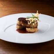 都会の喧騒から少しだけ離れた隠れ家レストランならではの落ち着いた雰囲気の中で、クリエイティビティあふれる美しい料理の数々を楽しめる【orchidee】だからこそ、誕生日や結婚記念日などを祝う舞台にぴったり。