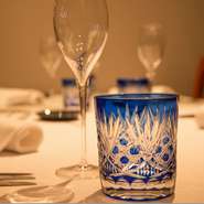 記念日にぴったりの『アニバーサリーコース』は、乾杯シャンパーニュ・メッセージ入りデザートプレートがセットになった充実のコース。3日前までに頼むと、デザートプレートをホールケーキに無料でグレードアップ可