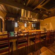 カウンター席の前に広がるのは、オープンキッチン。調理の臨場感や山元シェフの技、美しい盛り付けなどを楽しめる、絶好の劇場席です。お席のご希望は予約時に！

