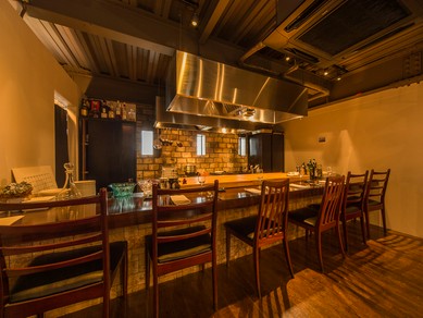 カウンター席を選べば、「料理」という劇場を楽しめる