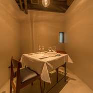 4名様まで利用可能な完全個室があり、個室料はなし。アニバーサリーディナー、少人数での接待や会食などにどうぞ。利用時の詳細は、コース予約時に店舗にお問い合せください。