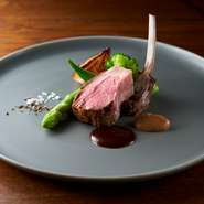 乳飲み仔羊のほか、国内産の仔羊も人気。どの仔羊も出荷量が限られていて手に入りづらいので、お目にかかれるかは当日のお楽しみ。