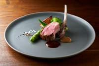 乳飲み仔羊のほか、国内産の仔羊も人気。どの仔羊も出荷量が限られていて手に入りづらいので、お目にかかれるかは当日のお楽しみ。