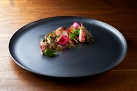 シェフプレミアムコースで堪能できるカナダ産のオマール海老。季節の野菜と合わせて見た目も美しい、贅沢な前菜に仕上げます。