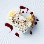 コース料理の最後に出会えるのは、まるで雲の上を歩いているかのようなふんわりとした食感が味わえる「ヌガーグラッセ」です。南仏伝統のアイスデザートを、料理の余韻が美しく続くアシェットデセールに。