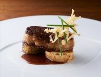 シェフの真骨頂、絶妙の火入れが生きる『フォアグラのポワレ』