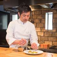 上質食材を使った本格フレンチを供しつつ、雰囲気は程良くカジュアル。フランスの小さな街のレストランのような居心地の良さです。適度な距離感を保ったシェフの接客も心地良く、リラックスして食事を楽しめます。
