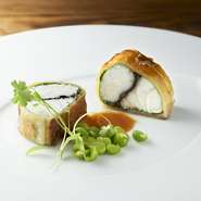 開業以来のスペシャリテ『フォアグラのポワレ』に加え、火入れに定評のあるシェフだからこその魚料理のおいしさも格別。九州産魚介の鮮度が輝く皿でコースの軸を構成。季節の魚料理を堪能できます。