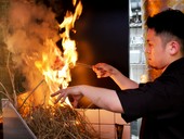 藁焼きも必見（コース料理）　写真は鴨肉の藁焼き