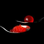 化学変化を利用し食材を斬新な調理法で仕上げる
「分子ガストロノミー」に基づき、新感覚の和食料理を展開。
液体窒素や、液状食材をムース化する「エスプーマ」などを駆使し、
一皿一皿に新たな美味しさを。