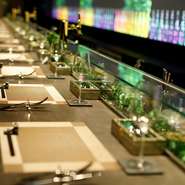 プロジェクションマッピングと分子ガストロノミーに基づいた調理は
二人の大事な時間を非日常へ誘います。
スペース十分で寛げるカウンターは二人の距離を近づけつつ
映像と調理演出を眼前で楽しめる大人の特等席。