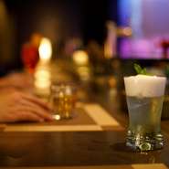 プロポーズやお祝いごとを華やかに演出。
プロジェクションマッピングと分子調理のパフォーマンスが織りなす
非日常空間で忘れられない思い出を。
サプライズやゲストを喜ばせれる工夫について是非ご相談下さい。