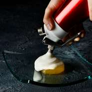 オーソドックスになりつつあるエスプーマによる泡化
食材や調味料を泡状にすることで食感も見栄えも向上