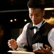 化学変化を利用し、厳選食材を新しい調理法で仕上げる「分子ガストロノミー」により、一皿一皿がこれまでにないアーティスティックな料理に。店に入ってから帰るまで、驚嘆の時間を過ごすことになるでしょう。