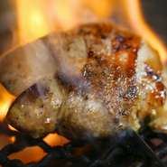 創業以来全国各地で愛され続けた炭リッチの看板メニュー。それがフォアグラステーキ串です。ハンガリー産の証明書付きフォアグラを備長炭で焼き上げることで香ばしくとろーりな肉感を味わうことが出来ます。
