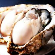 牡蠣は環境に非常に左右されるデリケートな食材。季節やその年の出来栄えにムラがあるのは事実です。炭リッチではそれらの問題を北海道3拠点から仕入れることで解消！直送だから出来る新鮮さ安さを実現。