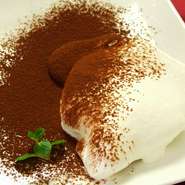 道産マスカルポーネと道産クリームに加え厳選したスポンジのみを使用した炭リッチオリジナルプレミアムデザートです。

