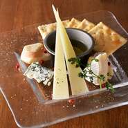 北海道産チーズとイタリア産チーズの食べ比べをお楽しみいただける『チーズ盛り合わせ』。チーズ好きなお客さまのためにご用意したメニューです。