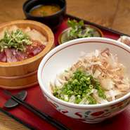 【伊勢うどん】と【海鮮てこね寿し】伊勢の美味しさを味わえる御膳です。
