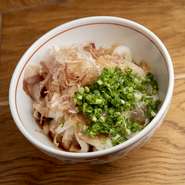 本場・伊勢にある製麺所から取り寄せた麺を使用してるそう。たまり醤油に加える出汁を、本場よりも多く加え【藤次郎】スタイルにアレンジ。卵黄のトッピングが加わることで、まろやかな味の変化も楽しめます。