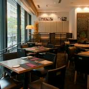 店内窓側は全面ガラス張りで開放感あふれる空間。窓際席からは丸の内のメインストリート仲通りの並木道を見下ろせます。春から夏は美しい街路樹、冬にはイルミネーション。四季折々の街の表情が楽しめます。