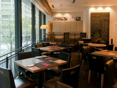 丸の内仲通りの並木道を見下ろすガラス張りの開放感あふれる空間