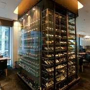 オーガニック、ビオ、有機栽培、減農薬、天然酵母醗酵など、ソムリエ厳選の自然派ワインが豊富に揃えられているところも【アンティーブ】の大きな魅力。そのやわらかな味わいを料理とともに楽しんでみてはいかが。
