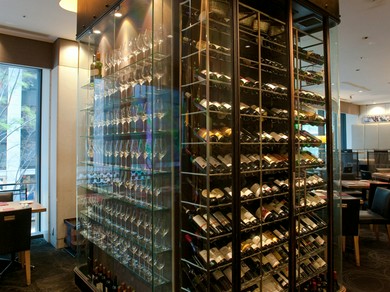 ソムリエが選んだこだわりの自然派ワインを料理と一緒に楽しんで