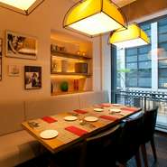 8名までの席を備える窓際の半個室は、プライベート感がありつつ開放的な全面窓から仲通りの風景も楽しめる贅沢なスペース。街並みを眺めながらゆったり過ごせます。接待や特別な会食などにもぜひ利用したいところ。