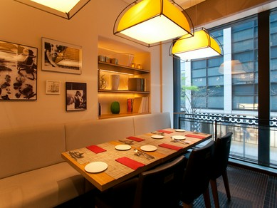 プライベートな空間で街の景色も眺められる窓際の半個室