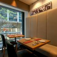 店内はシックな中にも温かみが感じられる大人の空間。季節により新緑やイルミネーションも眺められ、二人の時間を演出してくれます。休日デートではゆっくりとランチ、ディナーではワインとともに至福のひとときを。