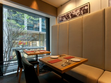 シックで落ち着く空間で過ごすひととき。大人のデートを演出