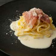 重くなりがちなクリームソースにヨーグルトとオレンジを加えることで爽やかなアクセントを与えています。開発時にはその意外な組み合わせに心配の声もあがりましたが、女性を中心に多くの方の支持をいただくように。