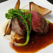 和牛の中でも肉のやわらかさと脂の旨みを追求し黒毛和牛の雌牛にたどり着きました。当店では雌牛の味を十分に引き出せる炭火焼きでお召し上がりいただきます。炭の香りとともに肉のやわらかさを堪能してください。

