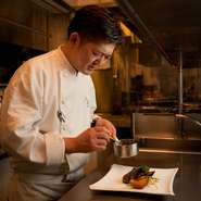 いつも「一期一会」の気持ちをもって、お越しくださるお客さまとの出会いを大切に、またその日の素材とも日々丁寧に向き合い、料理を通してそのとき最高のおもてなしができるよう心がけています。

