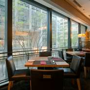 窓際の席では丸の内仲通りの並木を眺めながら食事を楽しめます。休日デートのランチやお二人の記念日のディナーなどにもぜひご利用ください。厳選素材の料理とともにゆったりとお二人の時間をお過ごしいただけます。