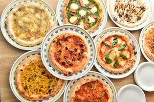 焼きたてアツアツ、生地から作る『自家製ピッツァ』