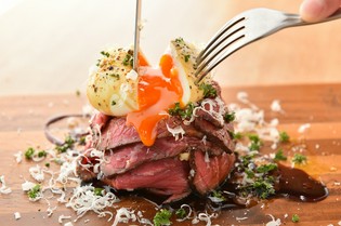 旨味が凝縮され、ジューシーな「ローストビーフ」はリーズナブル