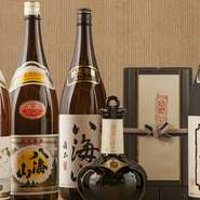 日本各地より取り寄せるこだわりの地酒やプレミアム焼酎をご用意しております。