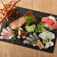 各地より毎朝直送される鮮魚は季節の旬のものを厳選します。調理にもこだわり、繊細な味付けで旨みを引き出します。