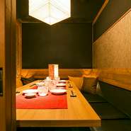 お酒をゆっくりと楽しむのにぴったりの空間です。お酒を味わいながら、美味しい肉寿司などの和食料理でおもてなしはいかがですか。