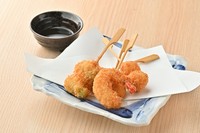 海老や海老蓮根、キス、イタヤ貝、舌平目オクラ巻きなど、新鮮な海鮮を贅沢に串揚げに。サクサクの衣に包まれた海鮮の旨味が際立ちます。様々な食材の味わいを一度に楽しめる贅沢な盛り合わせです。