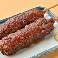 八丁味噌をたっぷりと使った特製のどて煮ソースが自慢です。サクサクに揚げた衣の中には、ジューシーで柔らかい豚肉がぎっしり詰まっています。