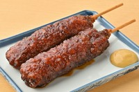 八丁味噌をたっぷりと使った特製のどて煮ソースが自慢です。サクサクに揚げた衣の中には、ジューシーで柔らかい豚肉がぎっしり詰まっています。