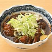 名古屋のソウルフード「どて煮」は、当店で味わえる名物料理の一つです。八丁味噌をベースにした濃厚な煮込み汁が、牛すじやこんにゃくにじっくりと染み渡り、奥深いコクと旨味を引き出します。